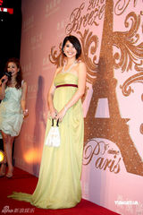 幻灯图：侯佩岑小洋装俏丽 白歆惠裙角飞扬