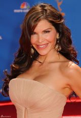 高清图：艾美奖红毯 劳伦-瓦莱兹薄纱礼服曲线玲珑 