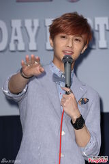 组图：JPM王子撇绯闻女友杨丞琳提前庆生