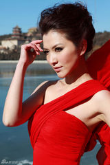 组图：徐洁儿写真红裙绽放 身姿妖娆喜迎事业开门红