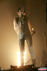 组图：歌手张悬香港开音乐会 炫彩短发超High