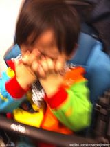 组图：微镜头下的小小志 呆萌可爱完胜童颜老爸