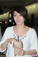 组图：梁咏琪返港老公甜蜜接机 被搂纤腰秀恩爱