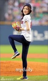 组图：韩女星李宥菲昭宥甜美为棒球赛开球