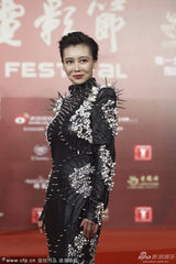 组图：巩新亮黑色长裙尖刺造型抢镜