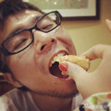 组图：日本单身汉“右手女友”喂食走红网络