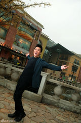 组图：张桐最新街拍曝光 走出抑郁阴霾笑对人生