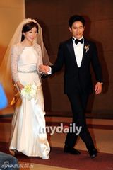 组图：池城李宝英大婚 恩爱亮相摸脸亲吻秀婚戒