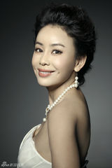 组图：齐千郡杂志大片露肩秀曲线 妩媚展现十足气场