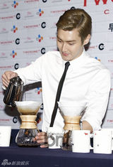 组图：SJ始源出席咖啡店开业典礼变帅气咖啡师