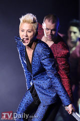 组图：JYJ金俊秀举行SOLO专辑首秀打造视听盛宴