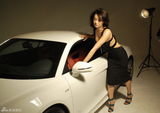 组图：莫小棋与名车搭档拍大片 秀身材性感难挡 