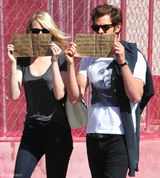 组图：艾玛与加菲反狗仔 出奇招做慈善