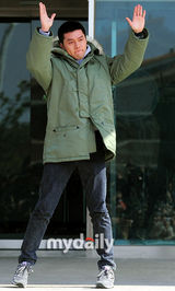 组图：韩国演员玄彬入伍现场 流泪表达谢意