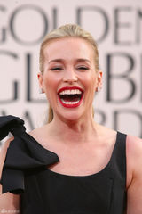 高清图：派波-普拉伯复古红唇绽放笑容