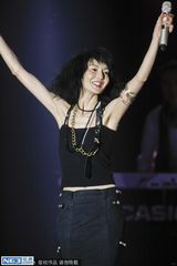 组图：张曼玉首登音乐节献唱 网友：黑金太牛X