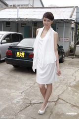 组图：梁咏琪白衣代言护肤品 欲做生意当老板