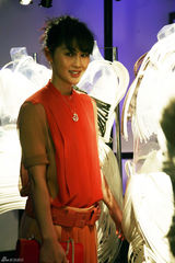 组图：IT GIRL陈燃风琴褶红衣亮相清新优雅