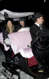 幻灯图集：希尔顿和男友滑雪度假直升机接送