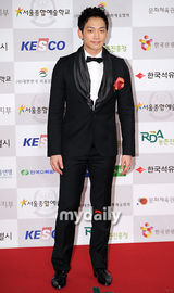 组图：Rain全度妍等出席颁奖礼 少女时代热舞表演