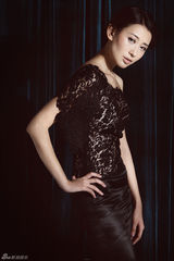 幻灯图：吕夏新照着蕾丝礼服 重现时尚高贵 