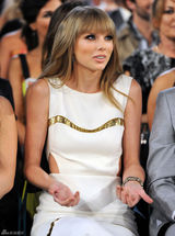 高清组图：泰勒-斯威夫特白色礼服亮相清新雅致