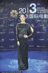 组图：杨千嬅走蓝毯 黑裙镶金边显贵气