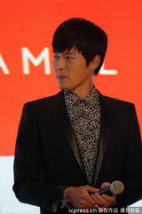 组图：韩星玄彬现身上海活动遭粉丝热情熊抱