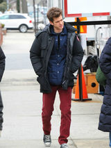 组图：《蜘蛛侠2》女主角谢琳纽约街头骑机车