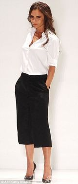 组图：贝嫂干练亮相时装秀 小贝携女捧场成焦点