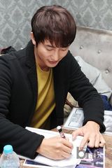 组图：朴施厚《香气》曝后台花絮照秀嫩肤帅气