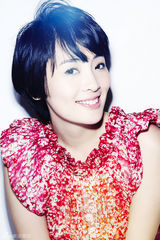 组图：陈维涵发布红裙写真 笑容甜美秀香肩