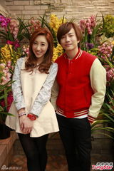 组图：罗力威许靖韵新年逛花市寄望马年创高峰