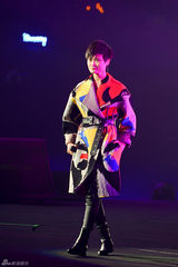 组图：水果姐土豪金献中国首秀 春春靓颖同台