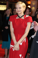 高清组图：凯瑞-穆里根印花礼服亮相高跟鞋抢眼