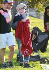 组图：安妮海瑟薇与老公共进晚餐 黑丝秀美腿