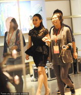 组图：准新娘刘璇踩高跟鞋获搀扶 乘电梯险走光