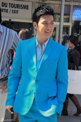 高清图： 冯绍峰蓝西装慢走戛纳 为《画皮2》宣传