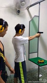 组图：韦唯一家海滩度假 三子帅气冲浪秀肌肉