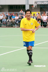 幻灯图：郭富城黄日华陈百祥等举行球赛纪念尹志强