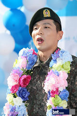 组图：韩歌手刘承灿退伍 手捧鲜花满面笑容