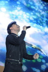 高清组图：2011微博之夜 汪峰《春天里》压轴