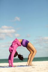 高清组图：《吸血鬼日记》女主角妮娜活力写真