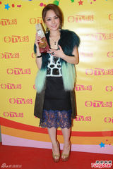 组图：金曲榜颁奖星光黯淡 张敬轩献主持处女秀