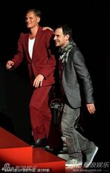 《我最好的敌人》首映 斯特劳斯玩黑白配展风情