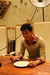 组图：佟大为生动演绎美食派 倡导和谐生活态度