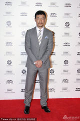 组图：冯小刚携徐帆现身晚宴 周迅笑容灿烂