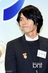 组图：韩星玄彬17年存款35亿韩元 荣获总统表彰