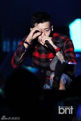 组图：朴宰范等参加HIPHOP音乐节引爆火热现场