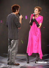 幻灯：郑秀文含羞与许志安深情对唱